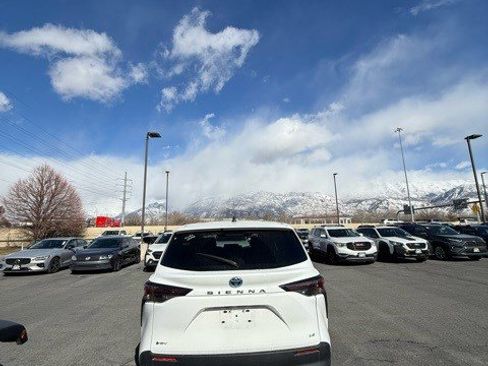 Used 2025 Toyota Sienna LE image 22