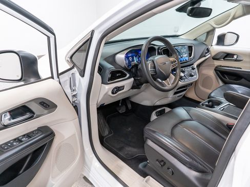 Used 2023 Chrysler Pacifica Touring-L FWD image 10