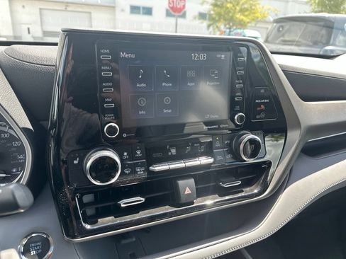 Used 2022 Toyota Highlander XLE FWD image 12