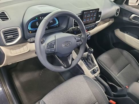 Used 2025 Hyundai Venue Limited FWD image 14