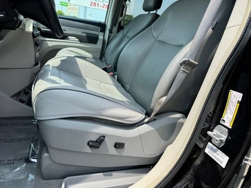 Used 2013 Volkswagen Routan SE FWD image 6
