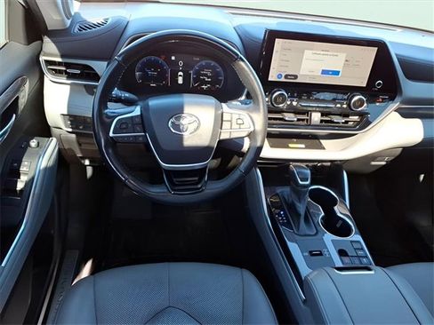 Used 2023 Toyota Highlander Limited image 9