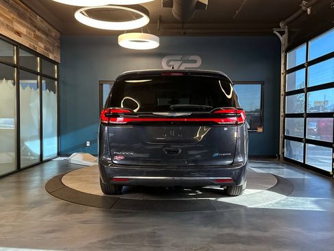 Used 2021 Chrysler Pacifica Touring-L FWD image 4