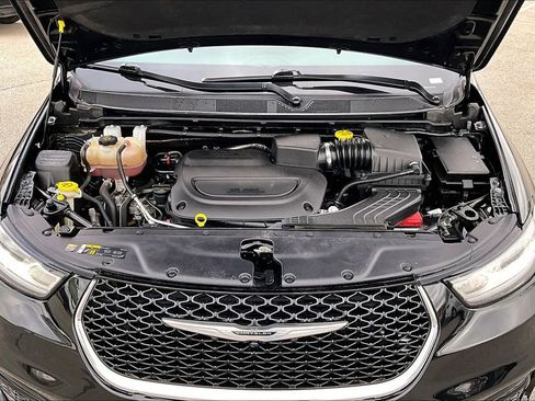 Used 2022 Chrysler Pacifica Touring-L FWD image 11