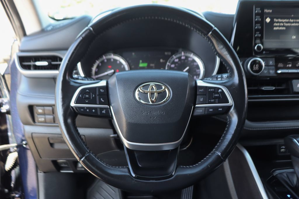 Used 2022 Toyota Highlander XLE FWD image 21