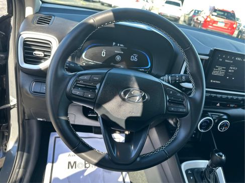 Used 2025 Hyundai Venue Limited FWD image 18