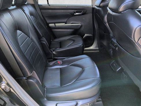 Used 2023 Toyota Highlander XLE FWD image 29