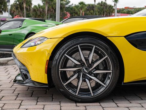 Used 2020 Aston Martin V8 Vantage Coupe image 19