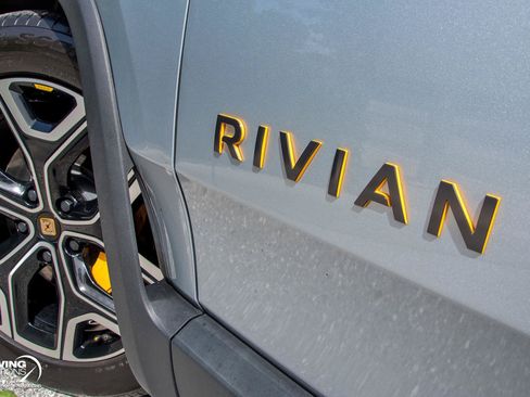 Used 2025 Rivian R1S Premium AWD/4WD image 29