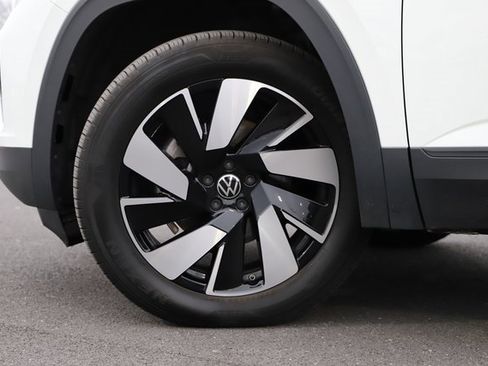 Used 2025 Volkswagen Atlas Cross Sport SE image 2