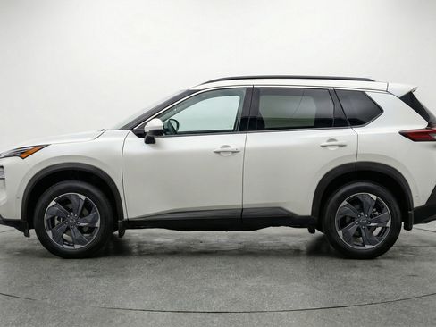 Used 2025 Nissan Rogue SV image 5