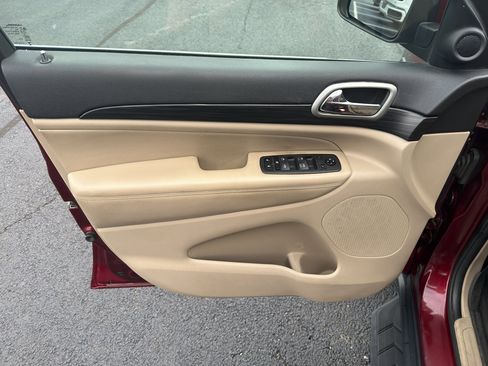 Used 2019 Jeep Grand Cherokee Laredo RWD image 10