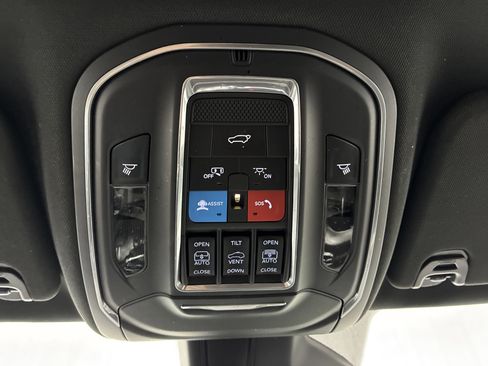Certified 2024 Jeep Wagoneer Series III w/ Premium Group I AWD/4WD image 23