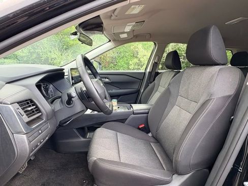 Used 2025 Nissan Rogue SV FWD image 9