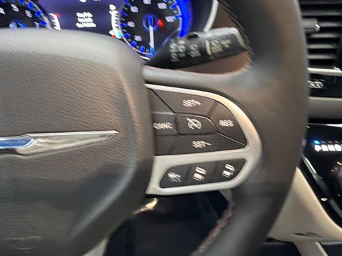 Used 2017 Chrysler Pacifica Touring-L Plus w/ Advanced Safetytec Group FWD image 27