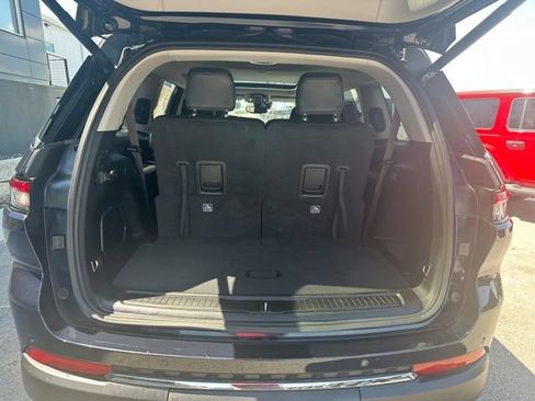 Used 2023 Jeep Grand Cherokee L Limited AWD/4WD image 8