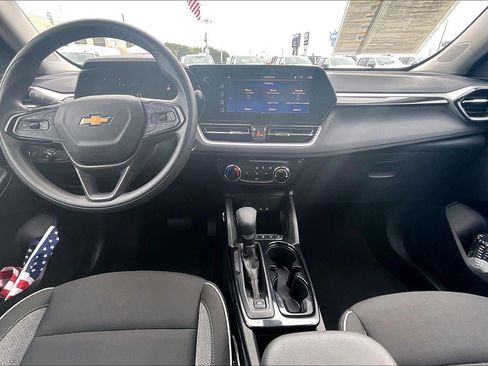 Used 2025 Chevrolet TrailBlazer LT FWD image 16