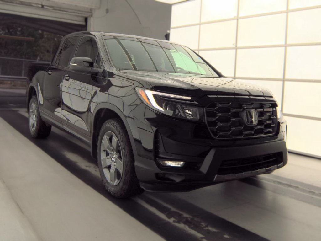 Used 2025 Honda Ridgeline TrailSport image 1