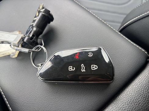 Used 2026 Volkswagen Tiguan SE FWD image 19