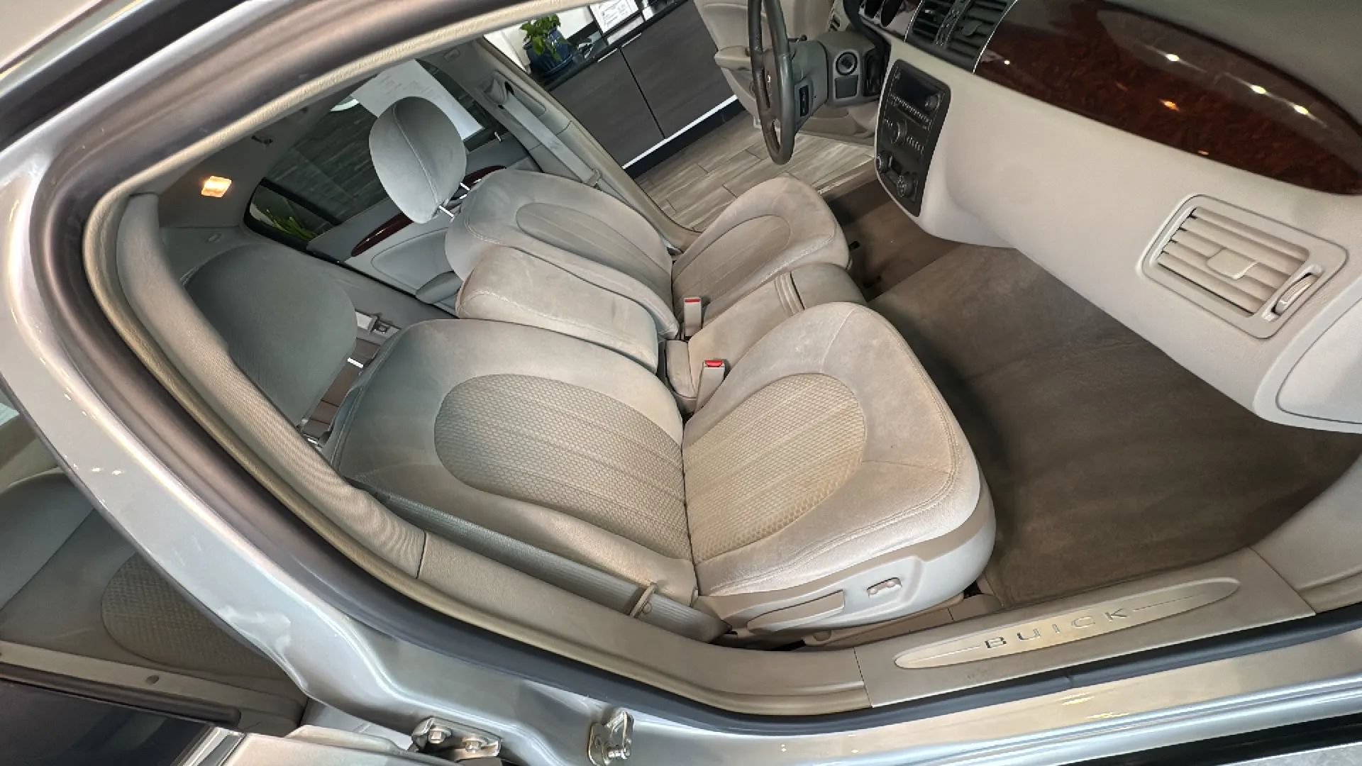Used 2010 Buick Lucerne CX FWD image 49