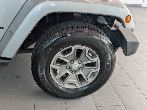 Used 2017 Jeep Wrangler Unlimited Rubicon w/ Connectivity Group image 18