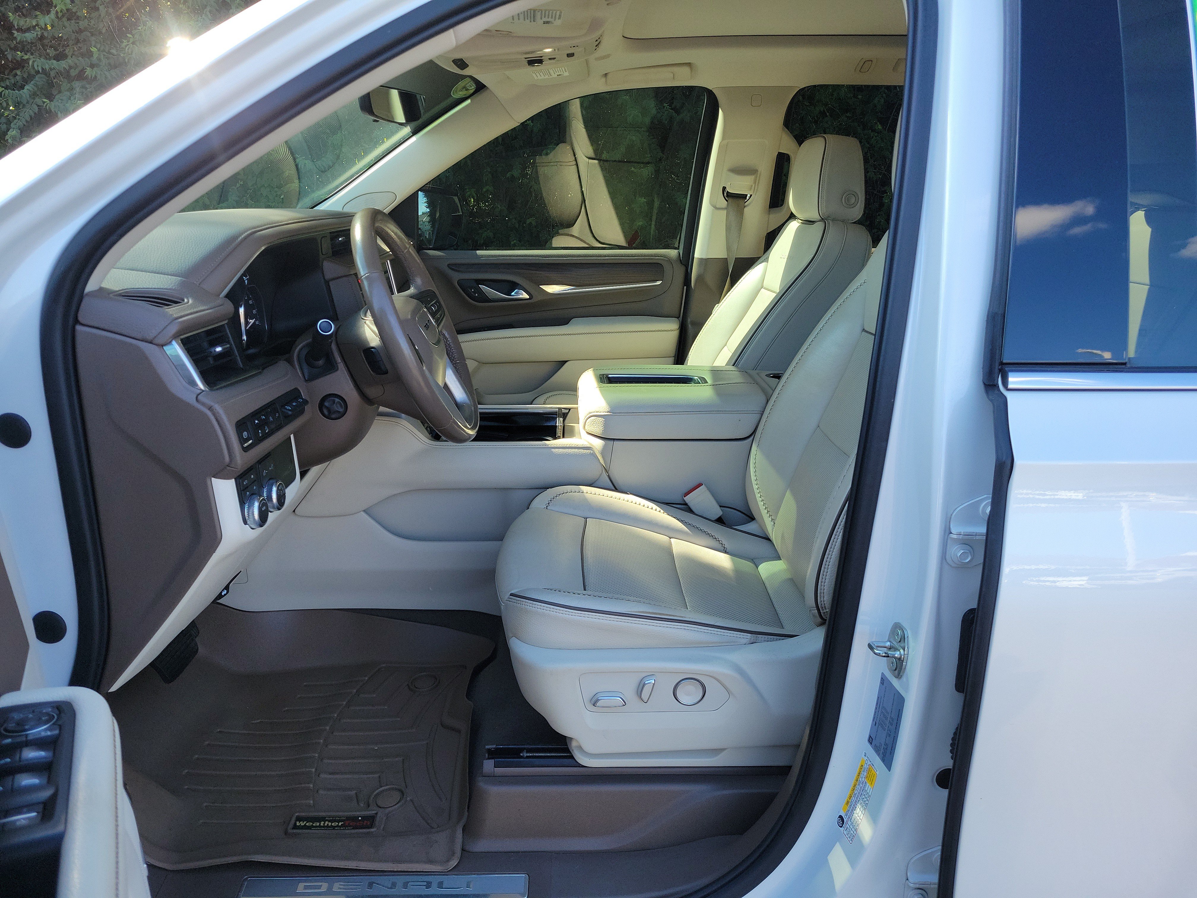Used 2021 GMC Yukon XL Denali w/ Denali Premium Package AWD/4WD image 16