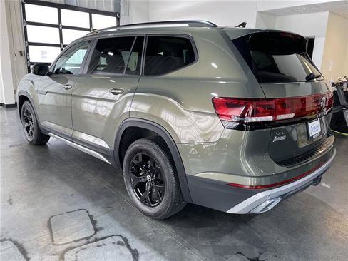 Used 2024 Volkswagen Atlas Peak Edition SEL AWD/4WD image 9