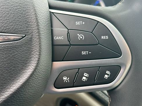 Used 2023 Chrysler Pacifica Touring-L FWD image 41