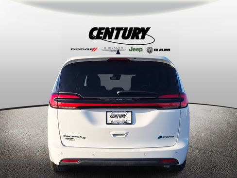 Used 2024 Chrysler Pacifica Limited image 5