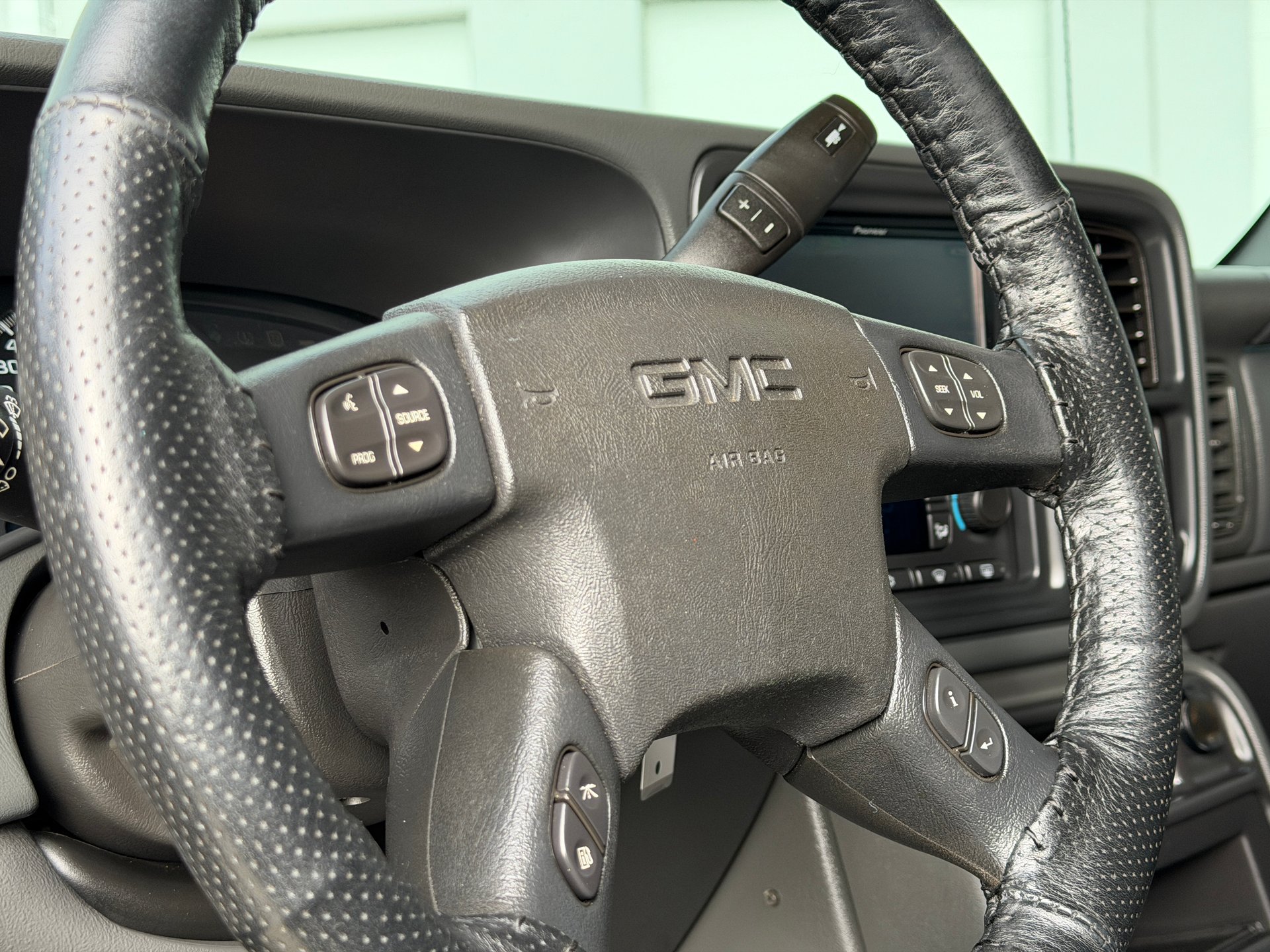 Used 2007 GMC Sierra 3500 SLT w/ Heavy-Duty Power Package AWD/4WD image 27