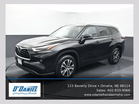 Used 2023 Toyota Highlander XLE AWD/4WD image 1