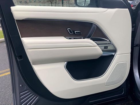 New 2025 Land Rover Range Rover Long Wheelbase SE image 10