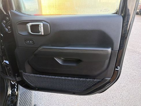 Used 2025 Jeep Wrangler Sahara image 14