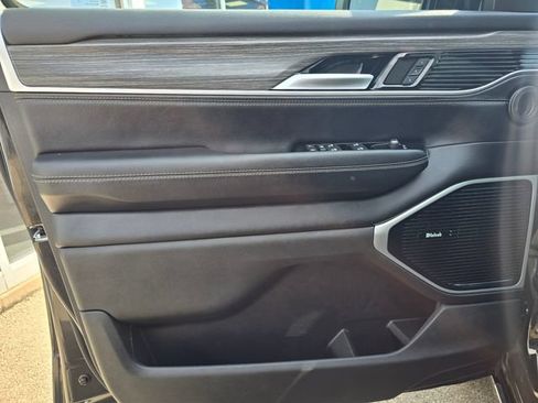 Used 2024 Jeep Wagoneer Series III w/ Premium Group I AWD/4WD image 24