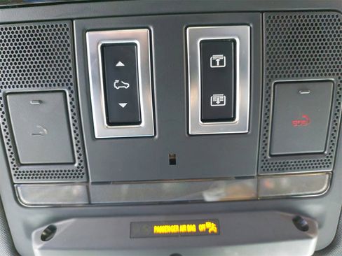 Used 2023 Land Rover Defender 110 X-Dynamic SE image 38