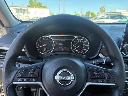 Used 2025 Nissan Altima 2.5 SV FWD image 29