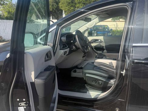 Used 2024 Chrysler Pacifica Touring-L image 5