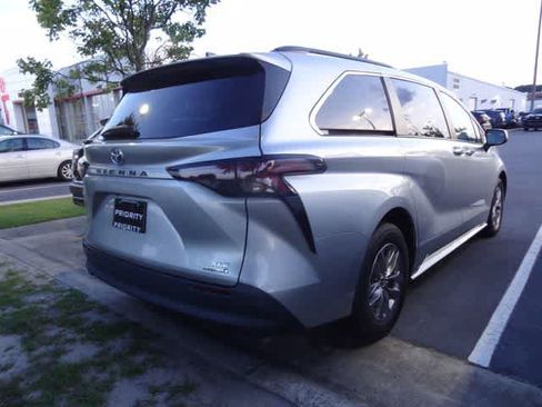 Used 2024 Toyota Sienna XLE FWD image 4