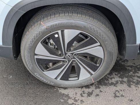 New 2026 Volkswagen Taos SE image 17