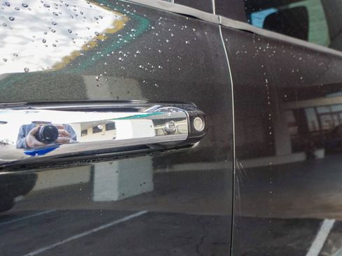 Used 2018 RAM 1500 Laramie w/ Convenience Group image 9