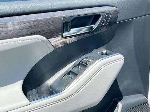 Used 2023 Toyota Highlander Limited AWD/4WD image 17