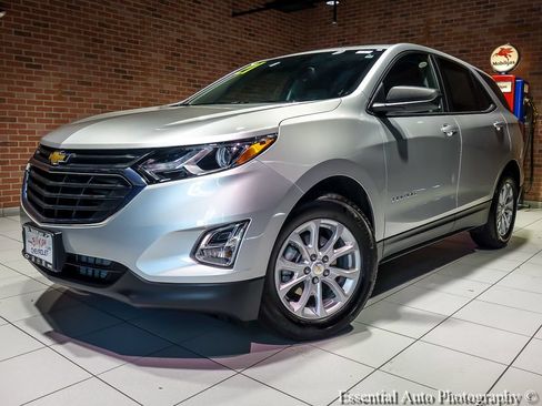 Used 2021 Chevrolet Equinox LS w/ LS Convenience Package FWD image 2