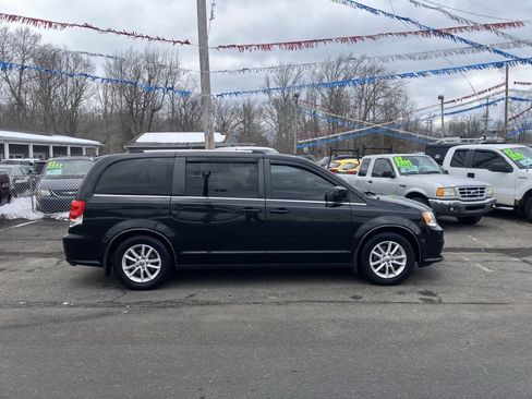 Used 2018 Dodge Grand Caravan SXT image 6