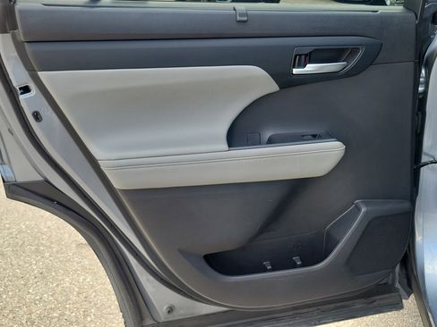 Used 2023 Toyota Highlander XLE FWD image 22