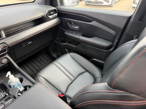 Used 2025 Honda Pilot TrailSport image 21