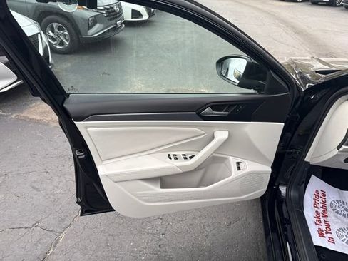 Used 2023 Volkswagen Jetta SE w/ Panoramic Sunroof Package image 10