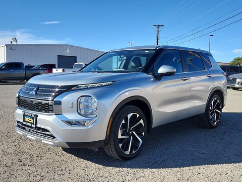 Used 2024 Mitsubishi Outlander SE image 1