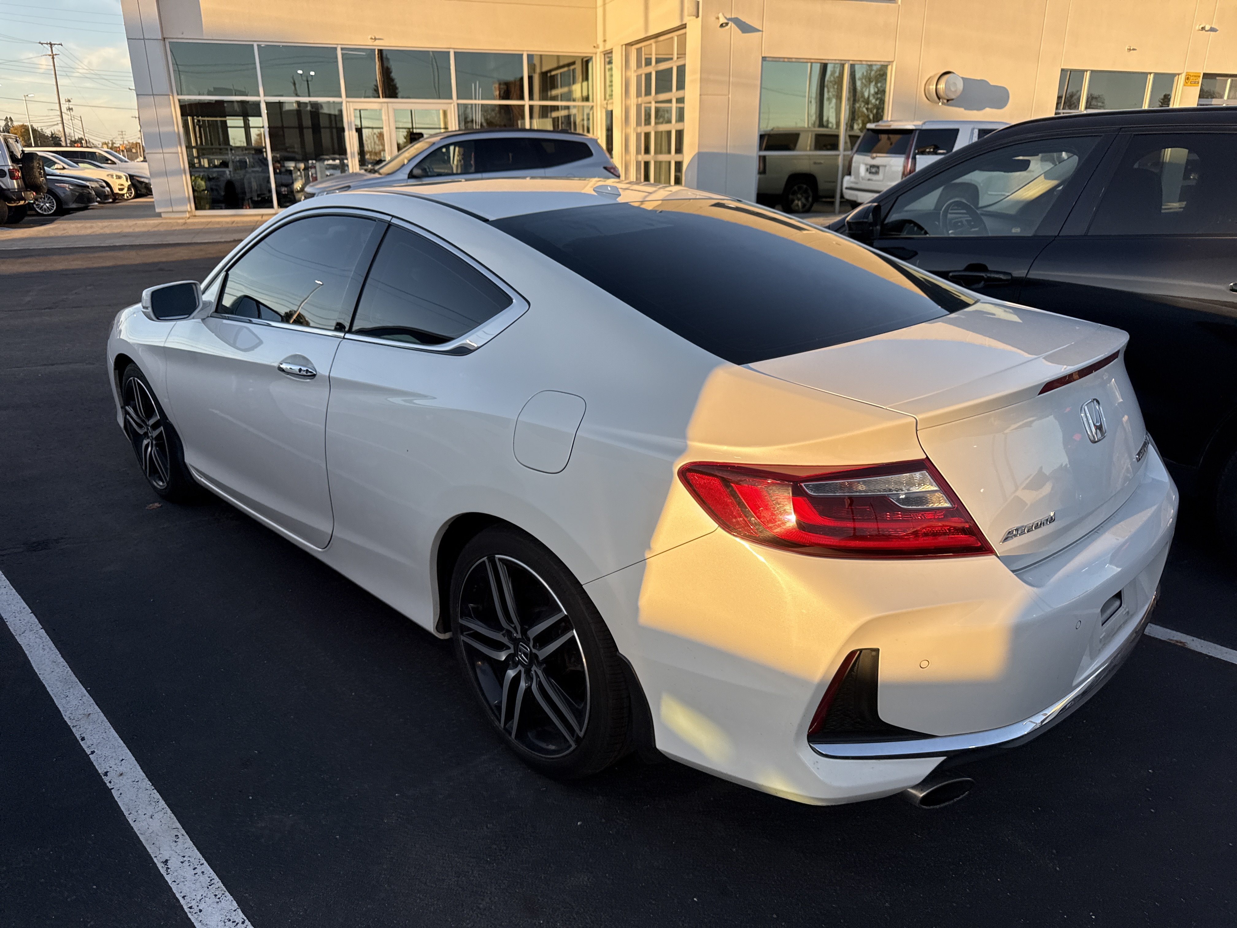 Used 2016 Honda Accord Touring image 2