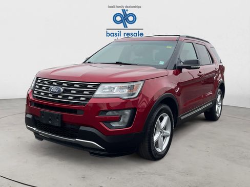 Used 2016 Ford Explorer XLT w/ Equipment Group 202A image 2