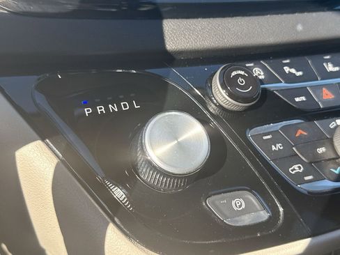 Used 2024 Chrysler Pacifica Touring-L FWD image 19